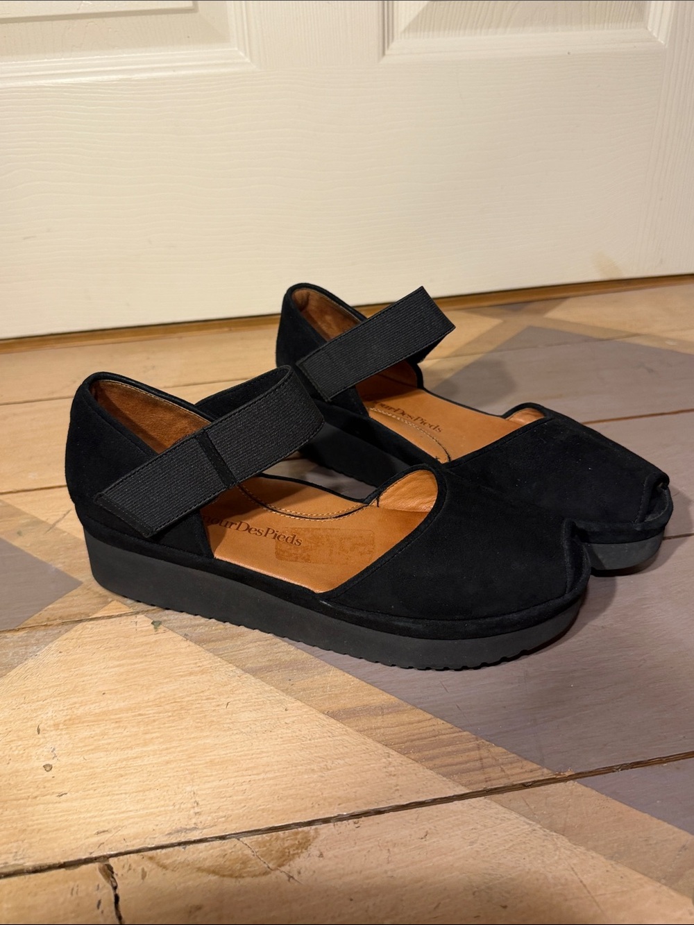 L’Amour Des Pieds “Amadour” style Sz 8 1/2 Black Suede Mary Jane Platform